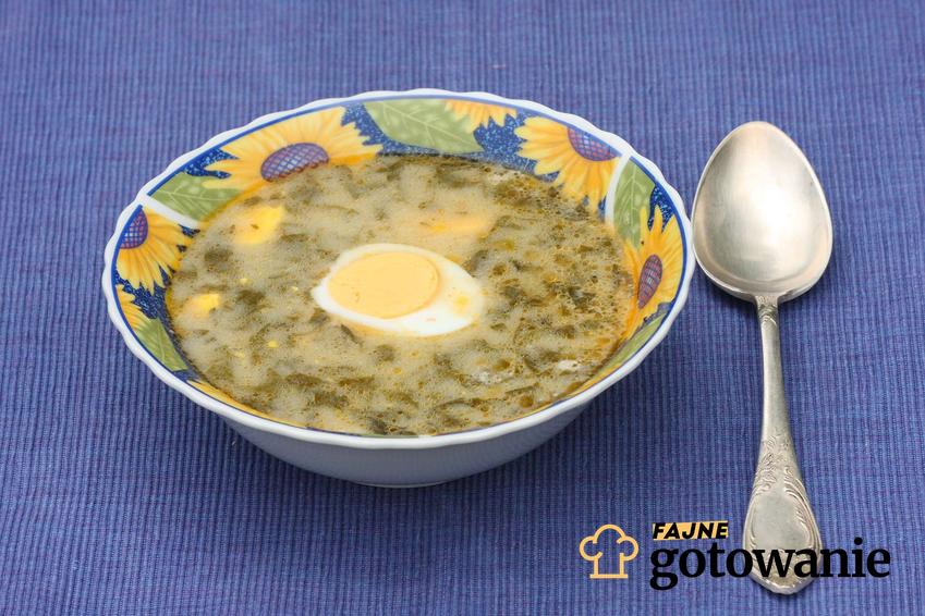 Zupa szczawiowa podawana z jajkiem gotowanym na twardo.