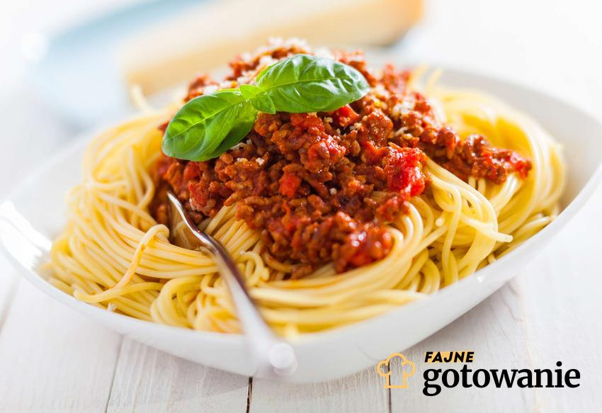 Spaghetti z mięsem mielonym podane na miseczce.