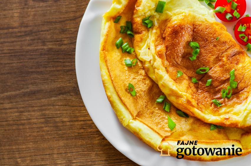 omlet z boczkiem i serem