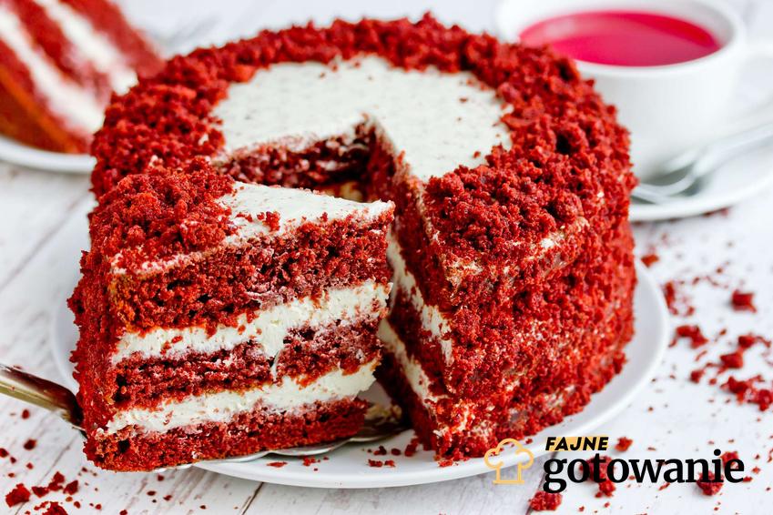 Red velvet ciasto podane na białym talerzu.