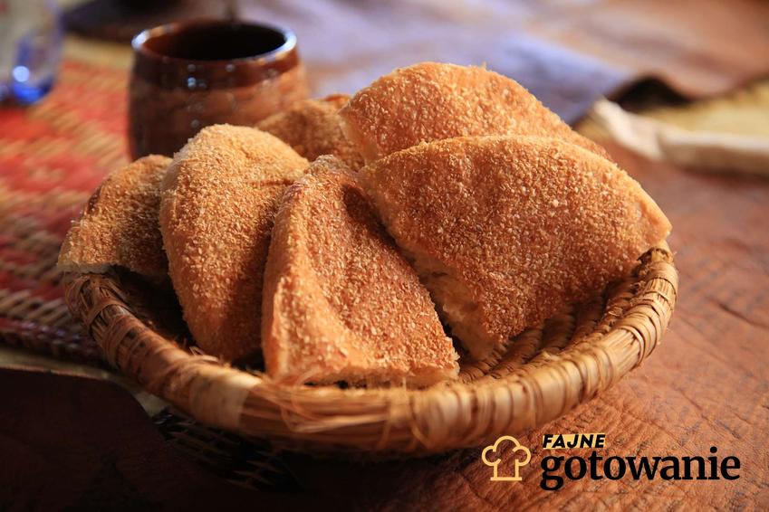Marokańskie chlebki z patelni podane w koszyczku.