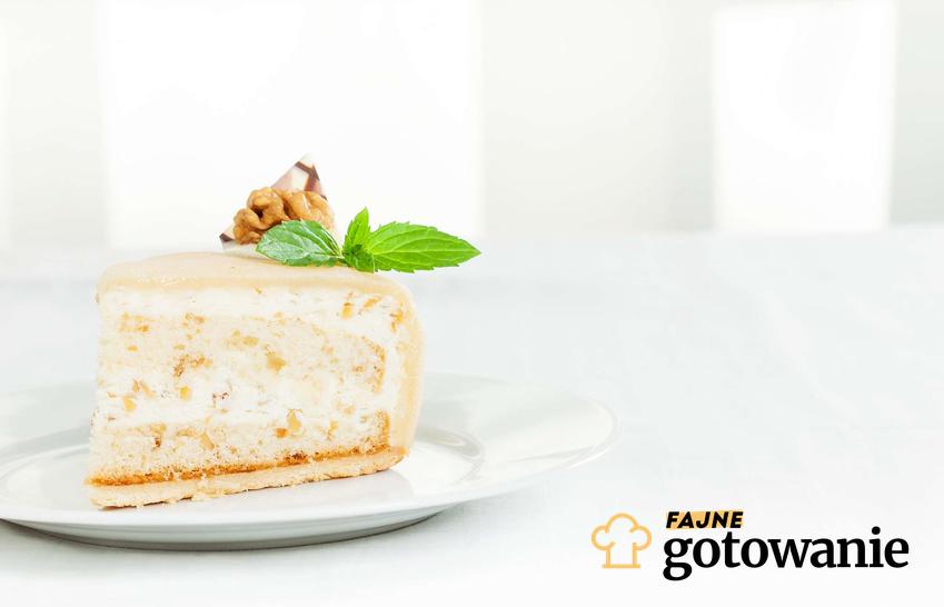 Ciasto marcepanowe podane na białym talerzyku.