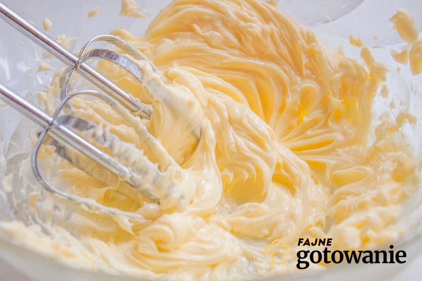 Krem do tortu z masła i jajek znajduje się w misce.
