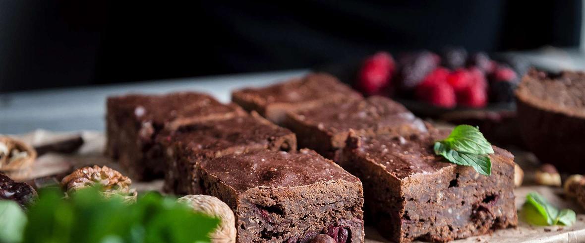 Ciasto czekoladowe z czerwonej fasoli z orzechami i malinami