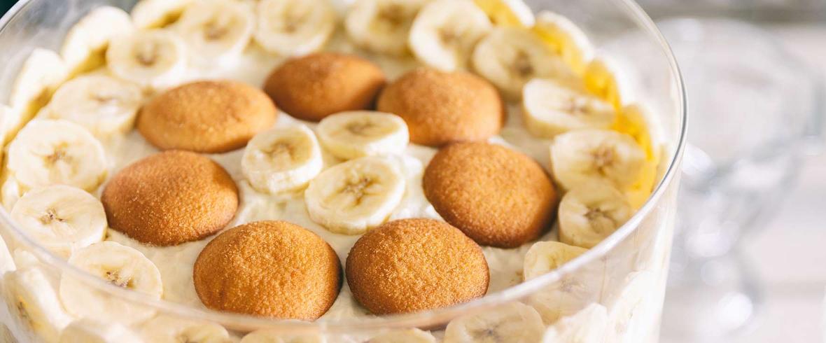 Ciasto bananowe bez pieczenia z bitą śmietaną