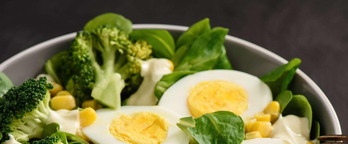 Sałatka brokułowa z jajkiem i kukurydzą