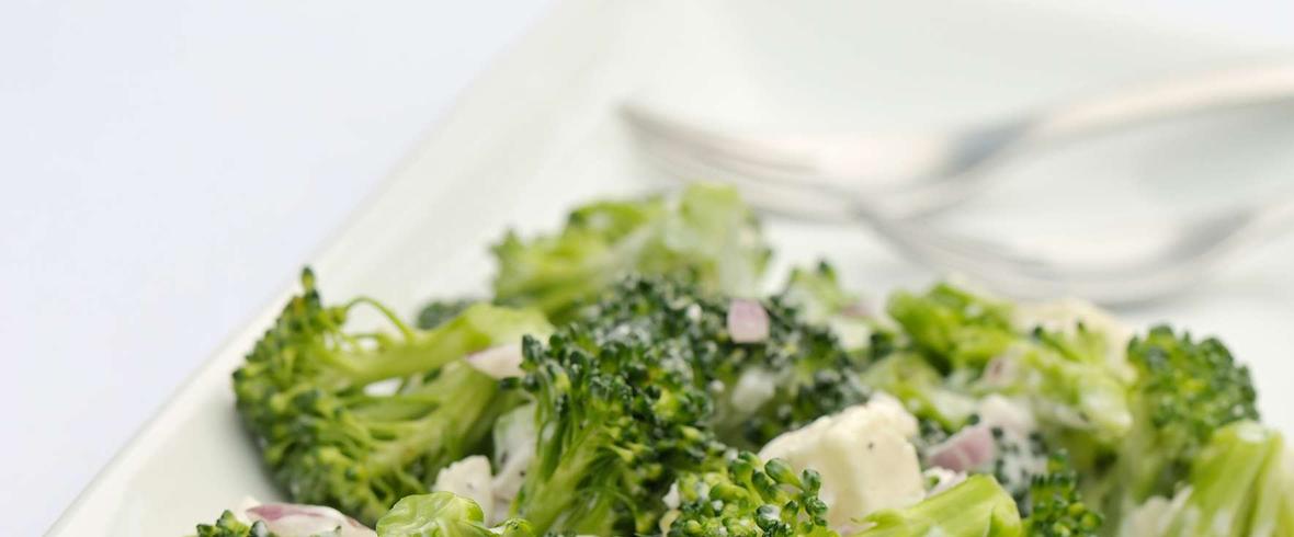 salatka z brokułami i feta