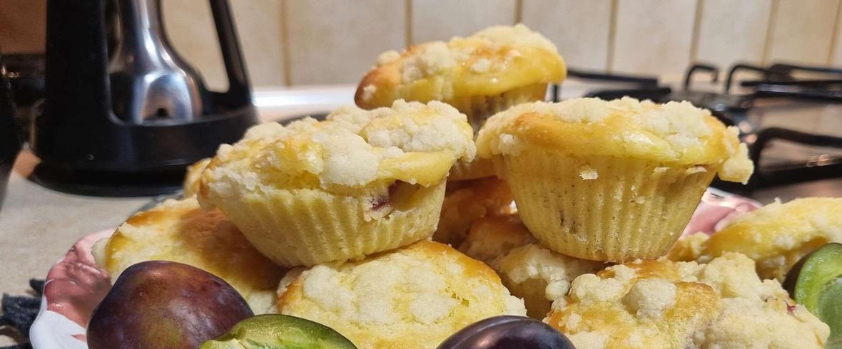 Muffinki drożdżowe ze śliwkami i kruszonką