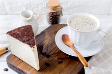 Sernik na zimno z mascarpone kawowy z białą czekoladą