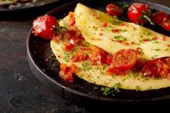 Omlet z pomidorami i cebulą