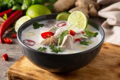Zupa tajska z mlekiem kokosowym i imbirem
