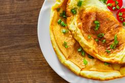 Omlet z boczkiem i serem
