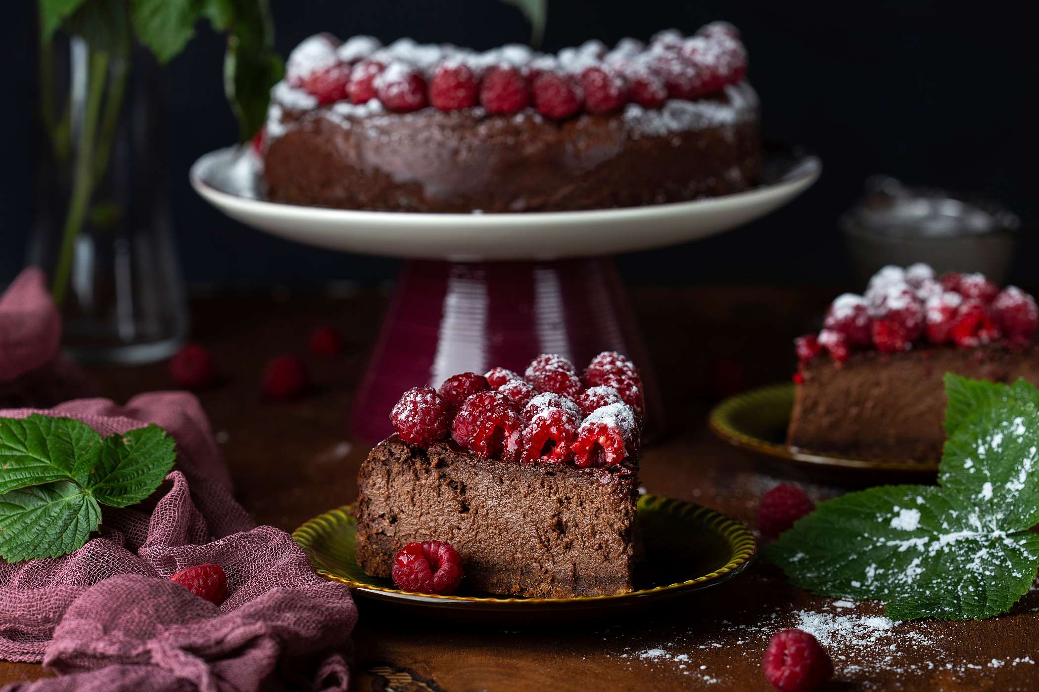 Tarta czekoladowa z malinami przepis na FajneGotowanie.pl