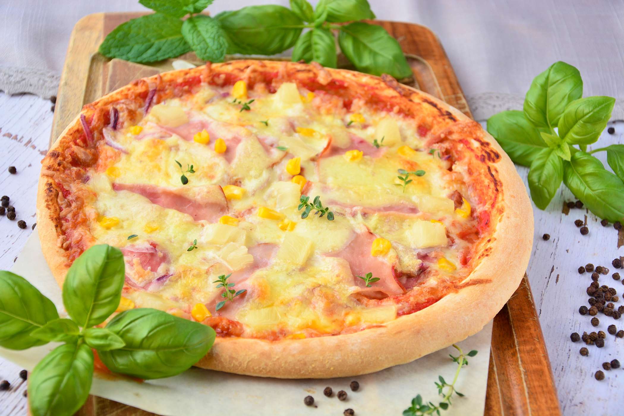 Pizza hawajska przepis na FajneGotowanie.pl