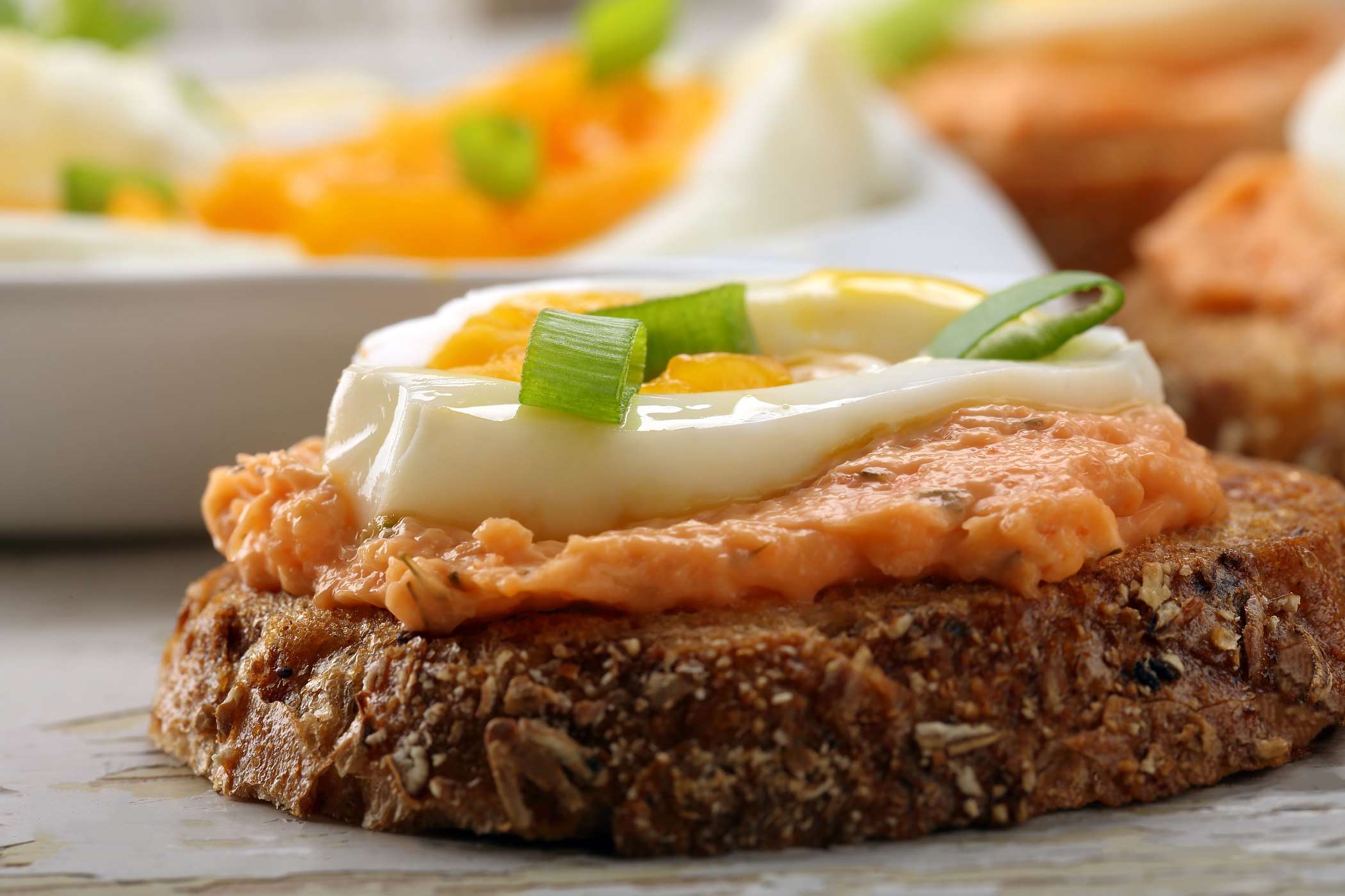 Pasta jajeczna z łososiem przepis na FajneGotowanie.pl