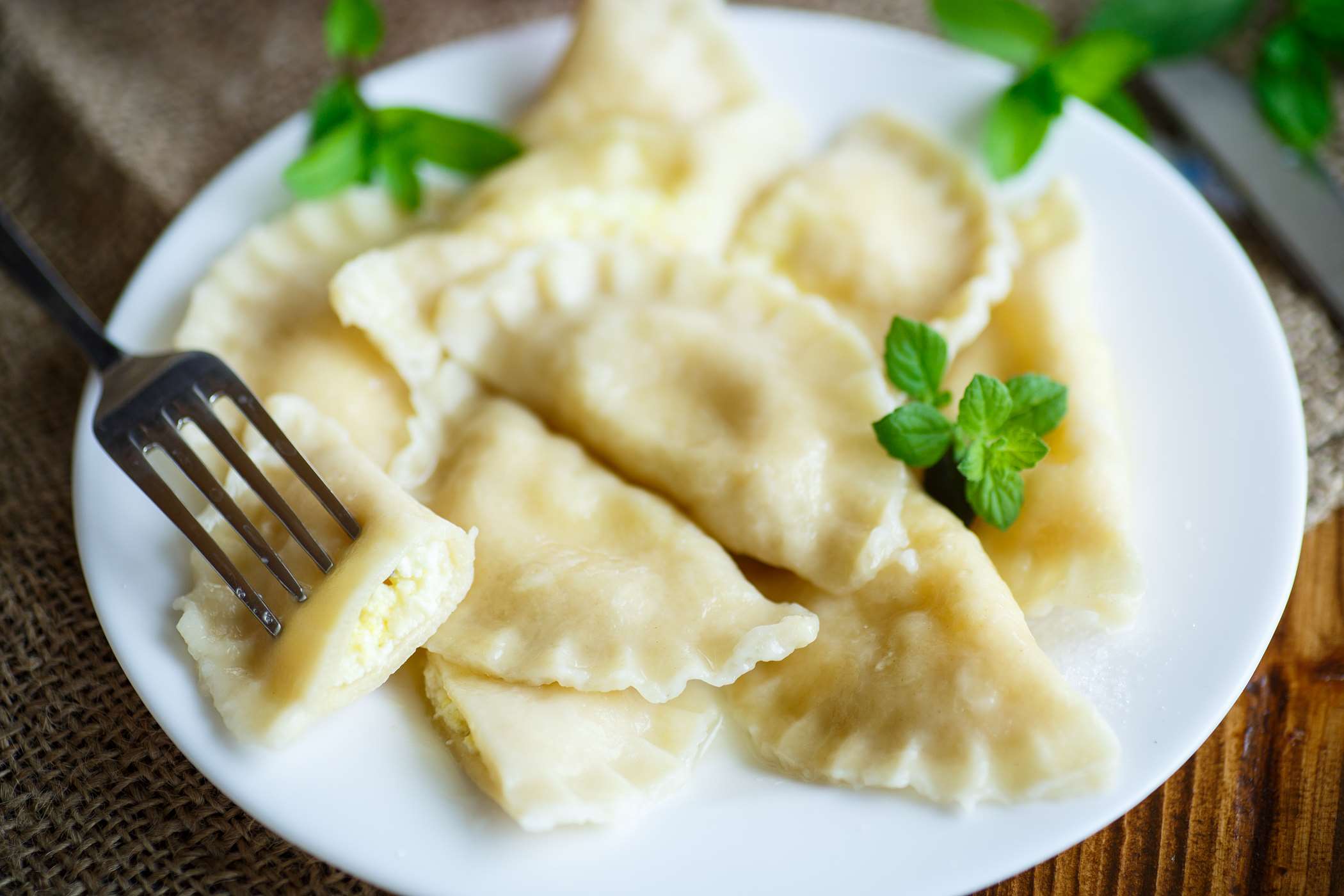 Pierogi z twarogiem przepis na FajneGotowanie.pl