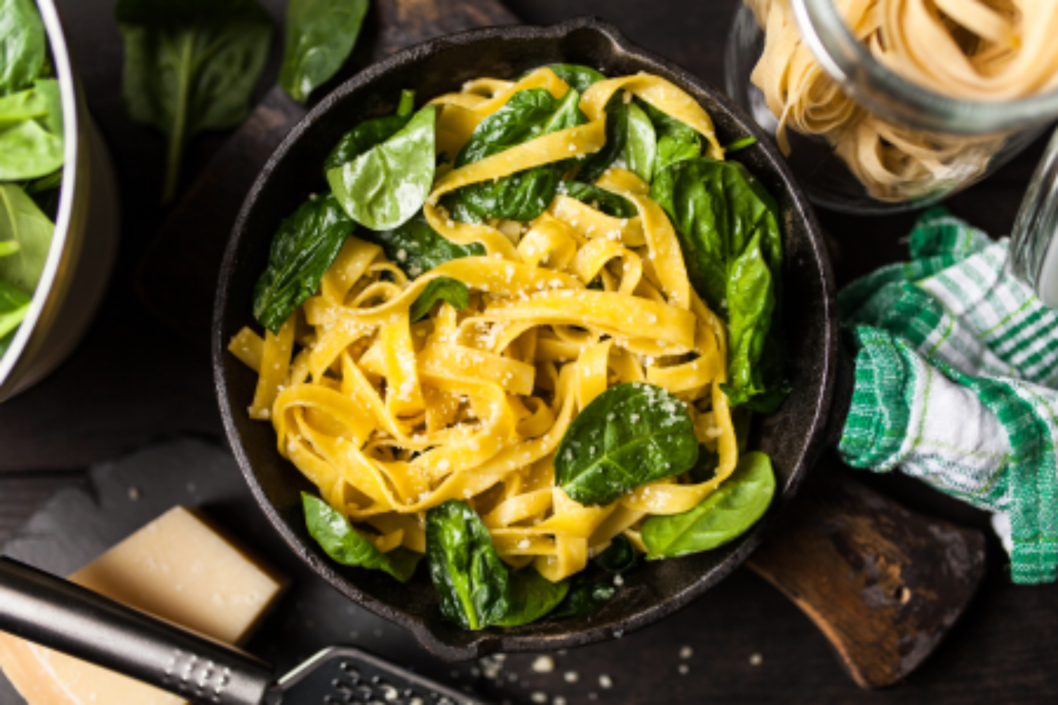 Tagliatelle ze szpinakiem przepis na FajneGotowanie.pl