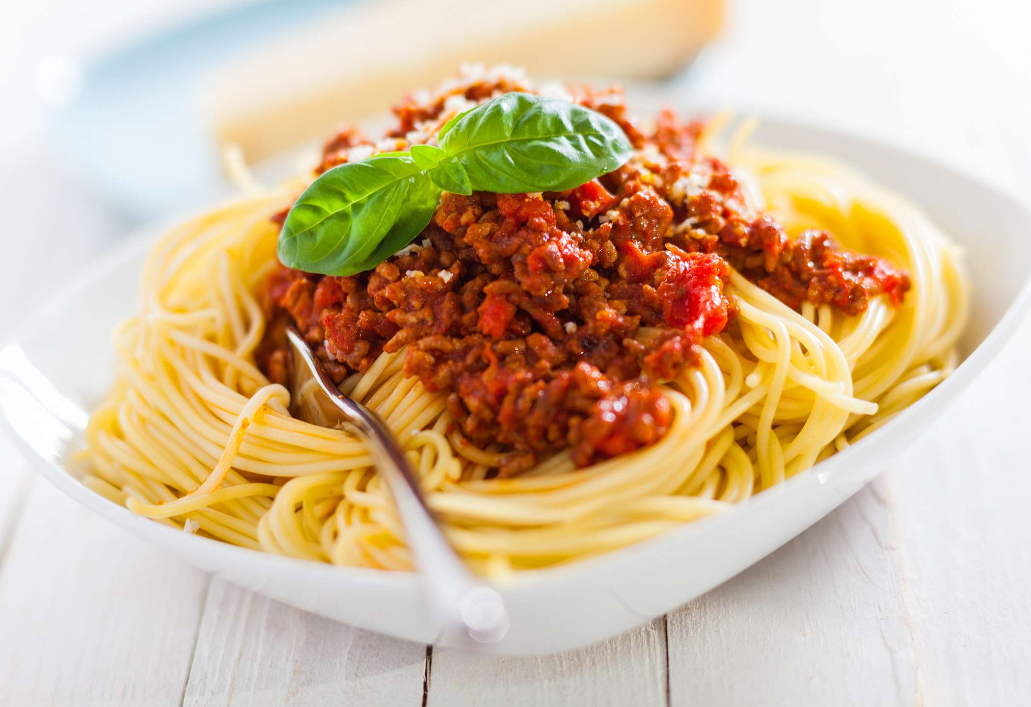 Spaghetti z mięsem mielonym | przepis na FajneGotowanie.pl