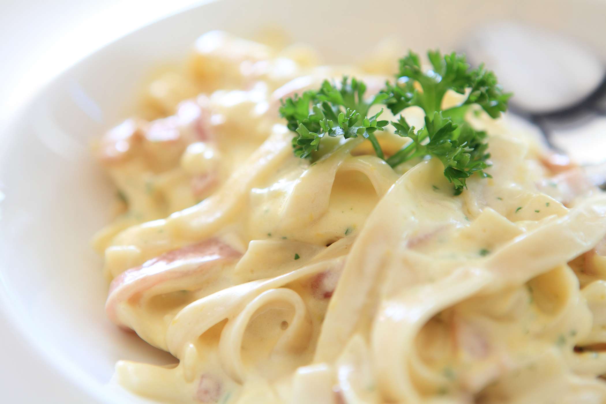 Spaghetti z boczkiem przepis na FajneGotowanie.pl